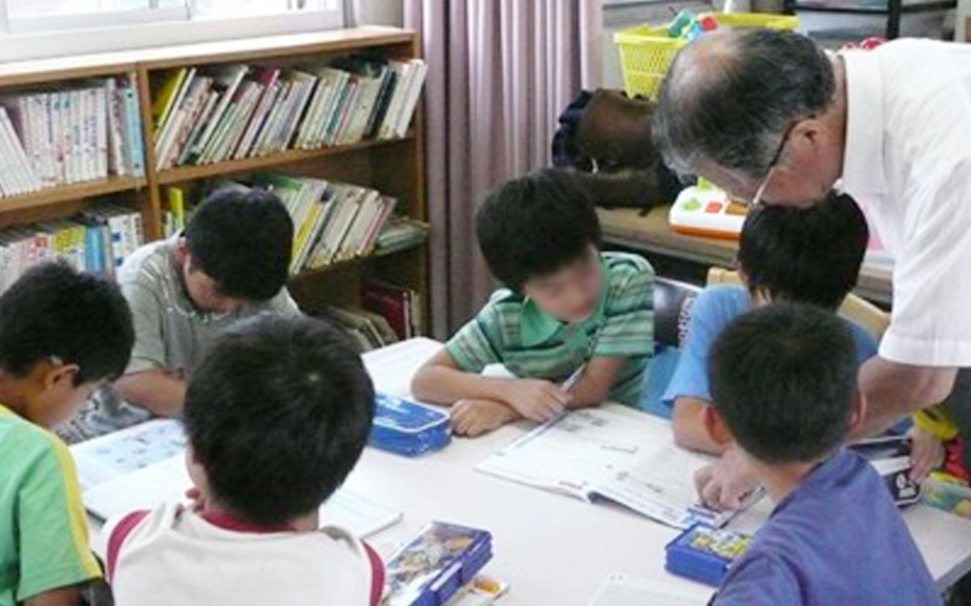 中野区シルバー人材センター 小・中学生の学習教室の風景画像