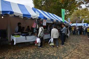 いこいの森公園での小物販売の様子