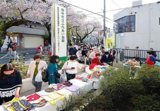 満開の桜の前で小物班の小物販売で賑わいました画像