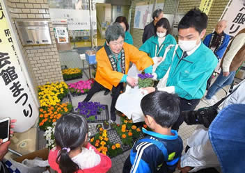 草花の無料配布も実施画像